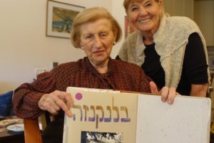 הגב׳ ראומה ויצמן בבית היתומים שראומה טיפלה בו בילדים באירופה אחרי המלחמה