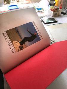 הספר לפני הכריכה, פורזץ אדום