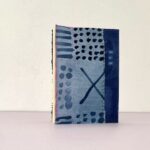 מחברת חלקה מחופה בבד בטיק כחול וריקמה