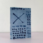 מחברת חלקה מחופה בבד בטיק וריקמה