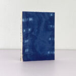 מחברת חלקה מחופה בבטיק כחול וריקמה